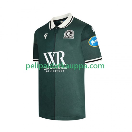 Blackburn Rovers Kolmas Fanipelipaita (Miehet) 2025-2026 Lyhythihainen Blackburn Rovers Kolmas Fanipelipaita (Miehet) 2025-2026 Lyhythihainen