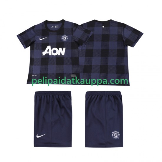 Manchester United 2013 2014 Retro Vieras Fanipelipaita (Lasten) Lyhythihainen Manchester United 2013 2014 Retro Vieras Fanipelipaita (Lasten) Lyhythihainen