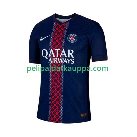 Paris Saint-Germain Koti Fanipelipaita (Miehet) 2025-2026 Lyhythihainen Paris Saint-Germain Koti Fanipelipaita (Miehet) 2025-2026 Lyhythihainen